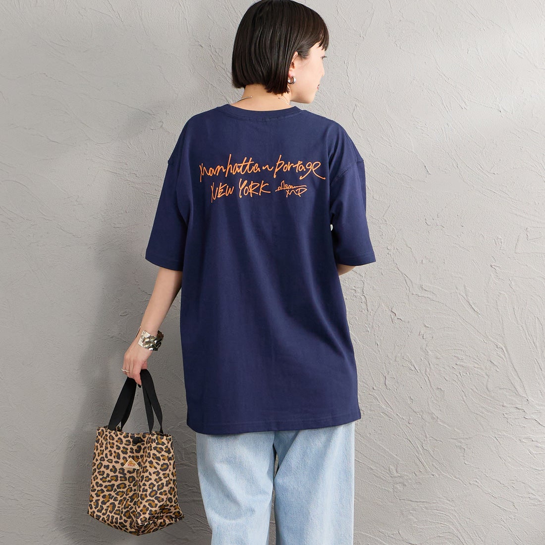 MANHATTAN PORTAGE [マンハッタンポーテージ] 別注 フォトプリントTシャツ [26SSMP-IN82-JF] NAVY &&モデル身長：150cm 着用サイズ：S&&