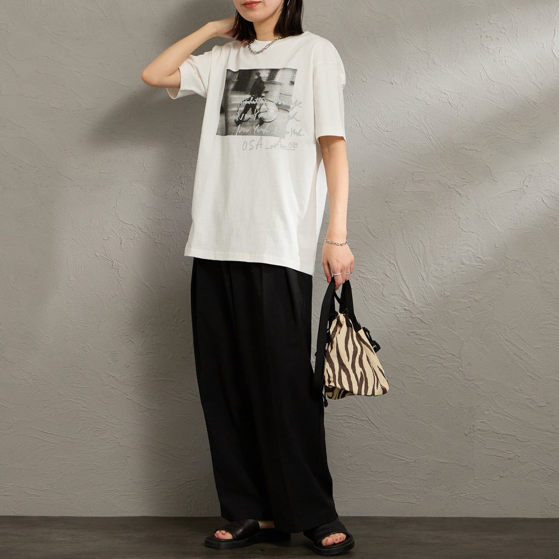 MANHATTAN PORTAGE [マンハッタンポーテージ] 別注 フォトプリントTシャツ [26SSMP-IN82-JF] WHITE &&モデル身長：160cm 着用サイズ：S&&