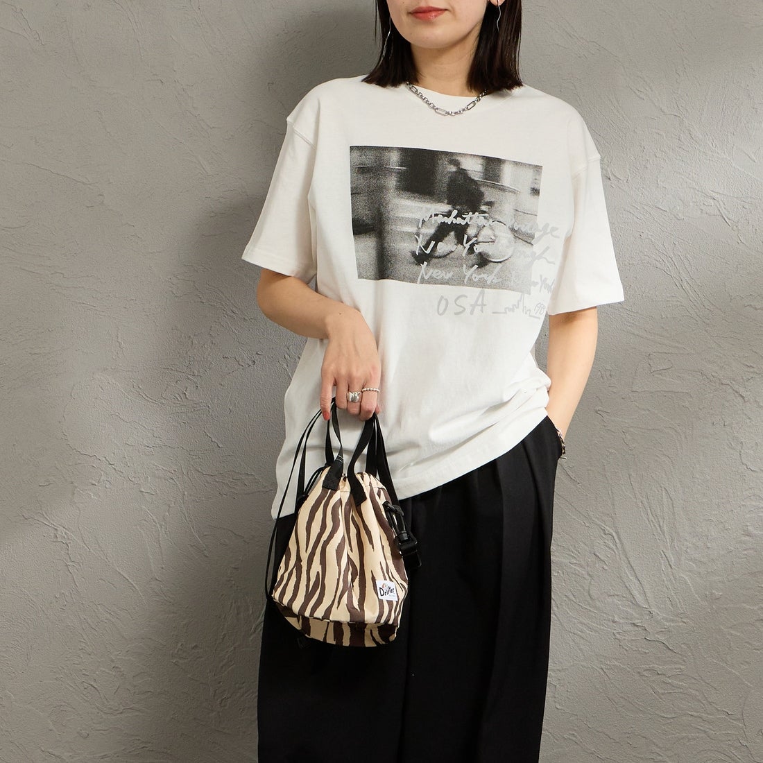MANHATTAN PORTAGE [マンハッタンポーテージ] 別注 フォトプリントTシャツ [26SSMP-IN82-JF] WHITE &&モデル身長：160cm 着用サイズ：S&&
