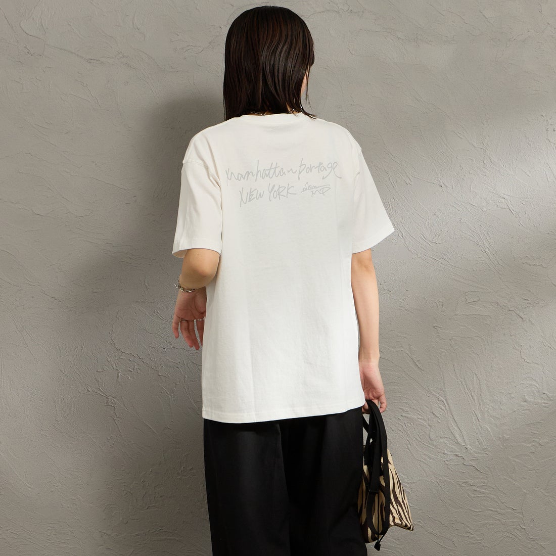 MANHATTAN PORTAGE [マンハッタンポーテージ] 別注 フォトプリントTシャツ [26SSMP-IN82-JF] WHITE &&モデル身長：160cm 着用サイズ：S&&