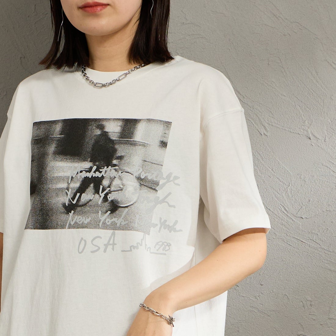 MANHATTAN PORTAGE [マンハッタンポーテージ] 別注 フォトプリントTシャツ [26SSMP-IN82-JF] WHITE &&モデル身長：160cm 着用サイズ：S&&
