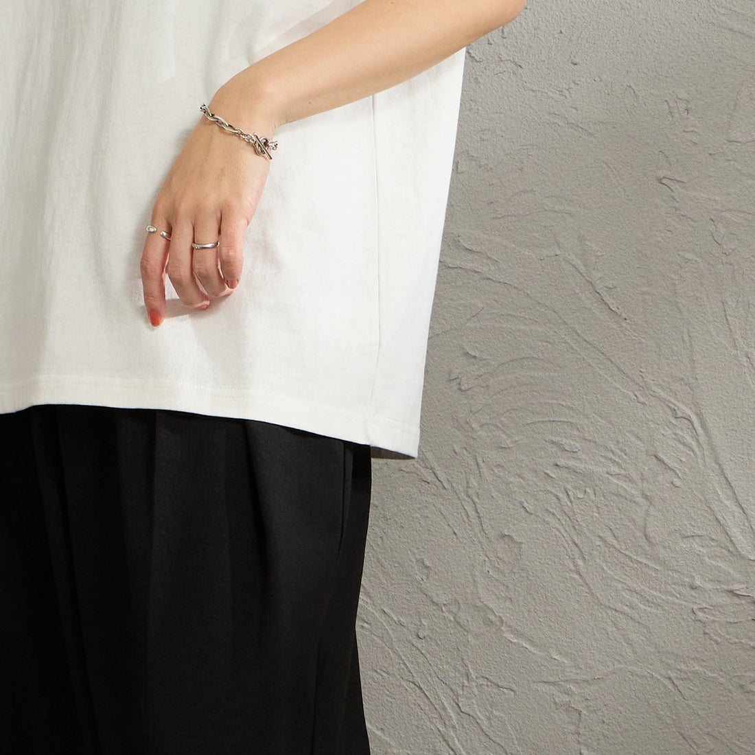 MANHATTAN PORTAGE [マンハッタンポーテージ] 別注 フォトプリントTシャツ [26SSMP-IN82-JF] WHITE &&モデル身長：160cm 着用サイズ：S&&