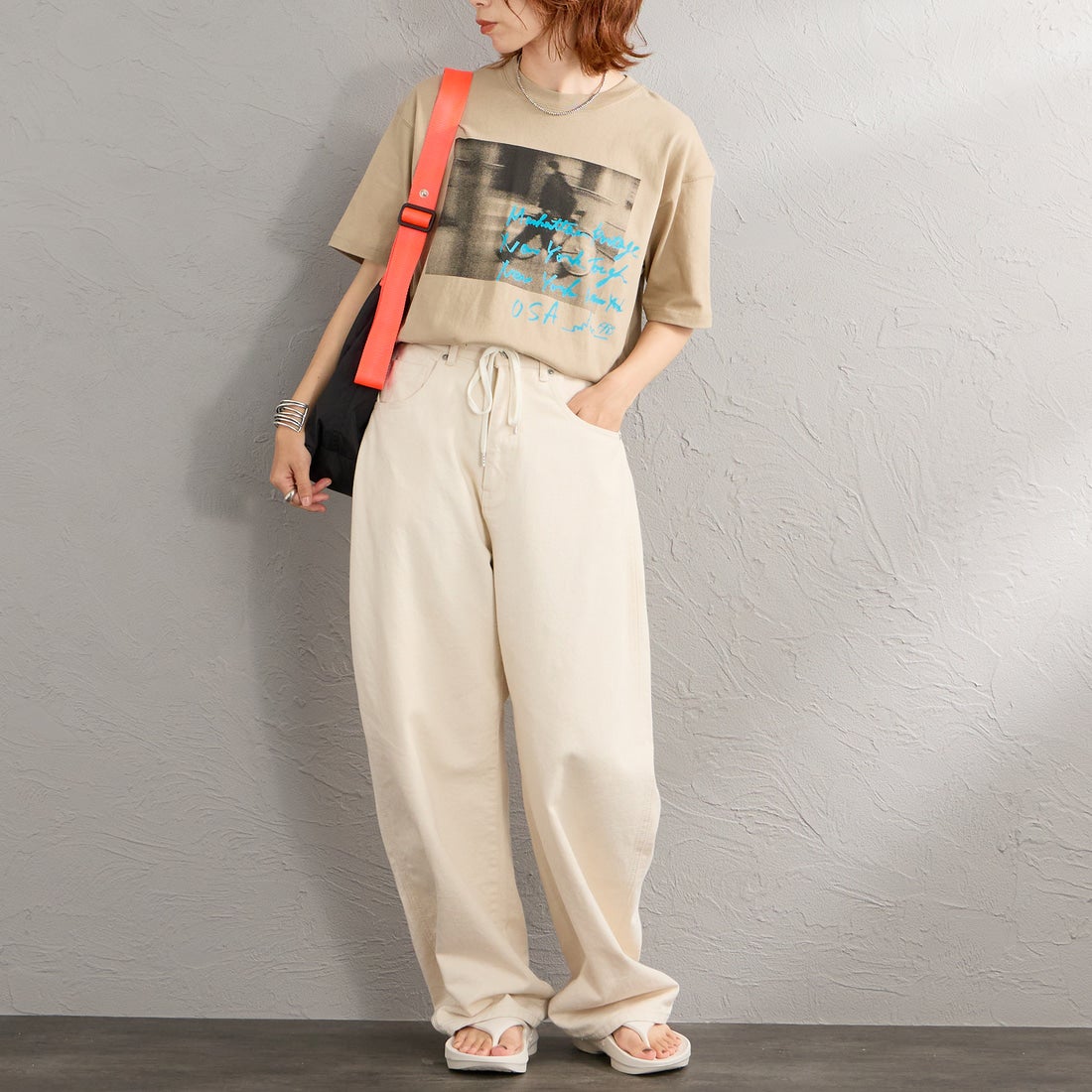 MANHATTAN PORTAGE [マンハッタンポーテージ] 別注 フォトプリントTシャツ [26SSMP-IN82-JF] BEIGE &&モデル身長：158cm 着用サイズ：S&&