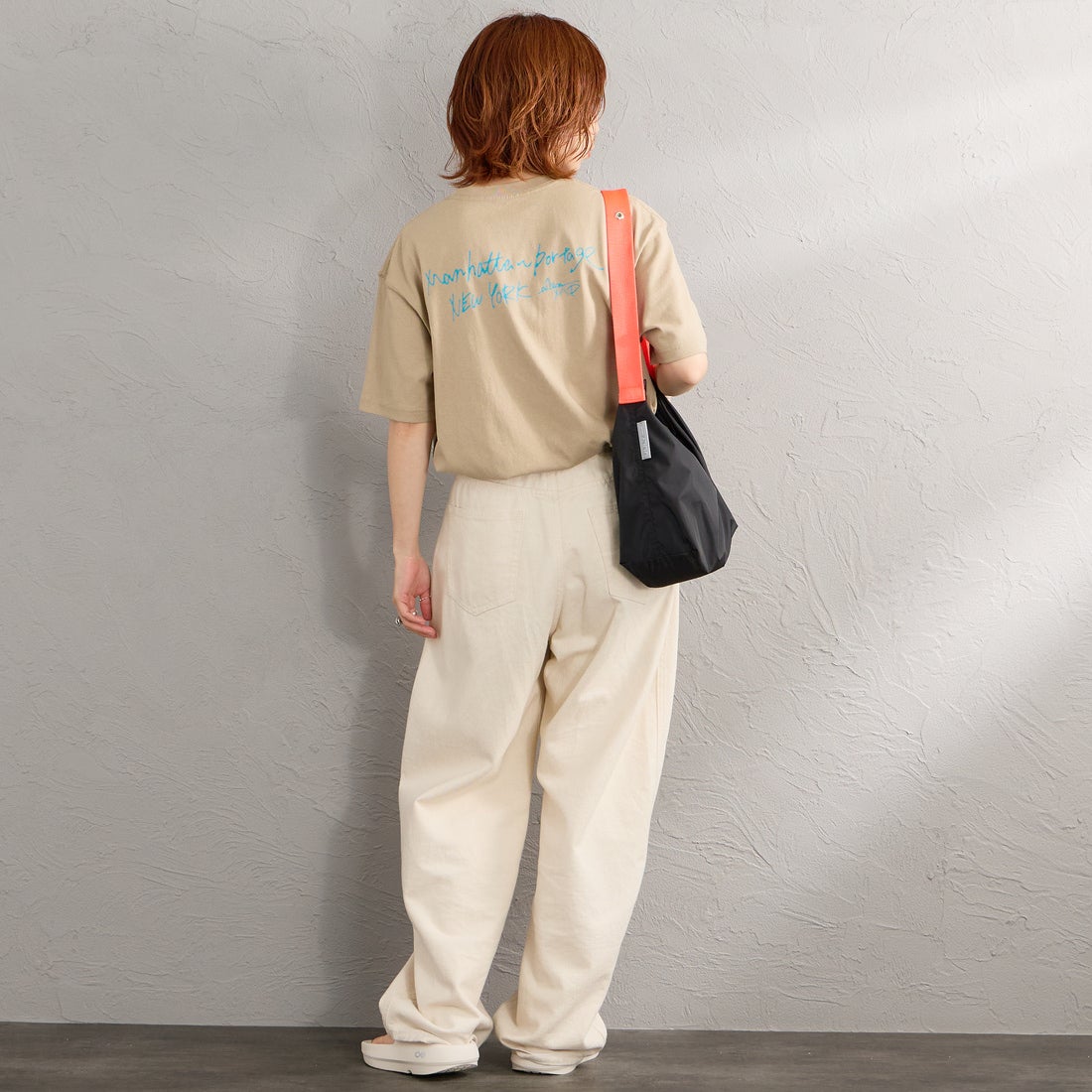 MANHATTAN PORTAGE [マンハッタンポーテージ] 別注 フォトプリントTシャツ [26SSMP-IN82-JF] BEIGE &&モデル身長：158cm 着用サイズ：S&&