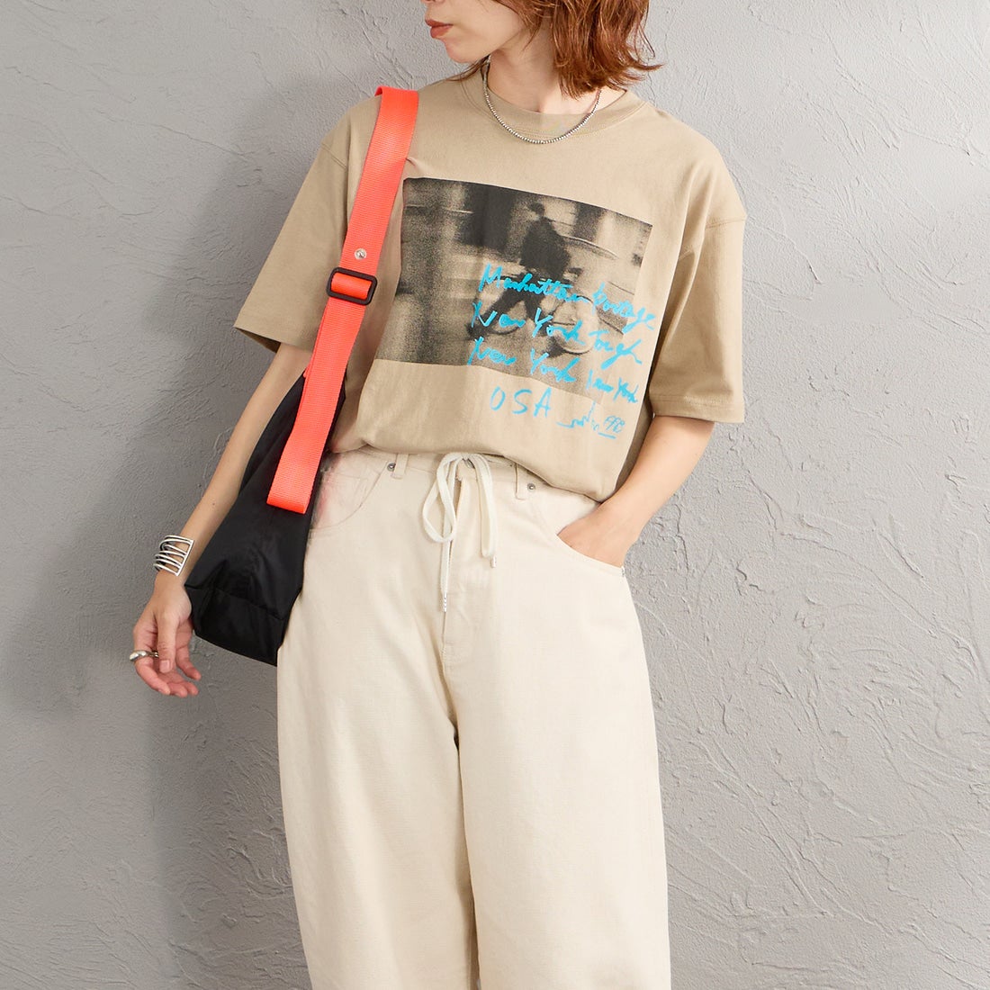 MANHATTAN PORTAGE [マンハッタンポーテージ] 別注 フォトプリントTシャツ [26SSMP-IN82-JF] BEIGE &&モデル身長：158cm 着用サイズ：S&&