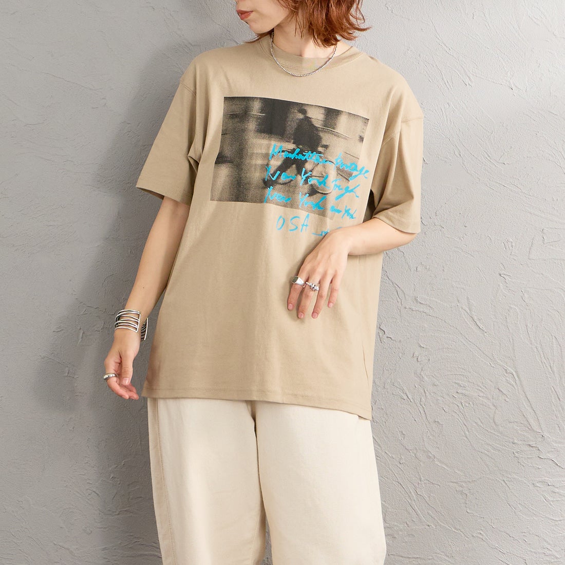 MANHATTAN PORTAGE [マンハッタンポーテージ] 別注 フォトプリントTシャツ [26SSMP-IN82-JF] BEIGE &&モデル身長：158cm 着用サイズ：S&&