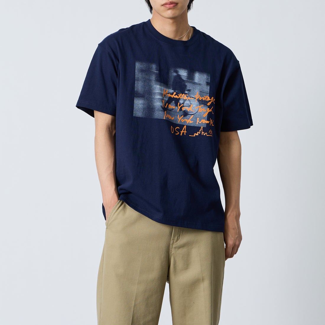 MANHATTAN PORTAGE [マンハッタンポーテージ] 別注 フォトプリントTシャツ [26SSMP-IN82-JF] NAVY &&モデル身長：179cm 着用サイズ：L&&