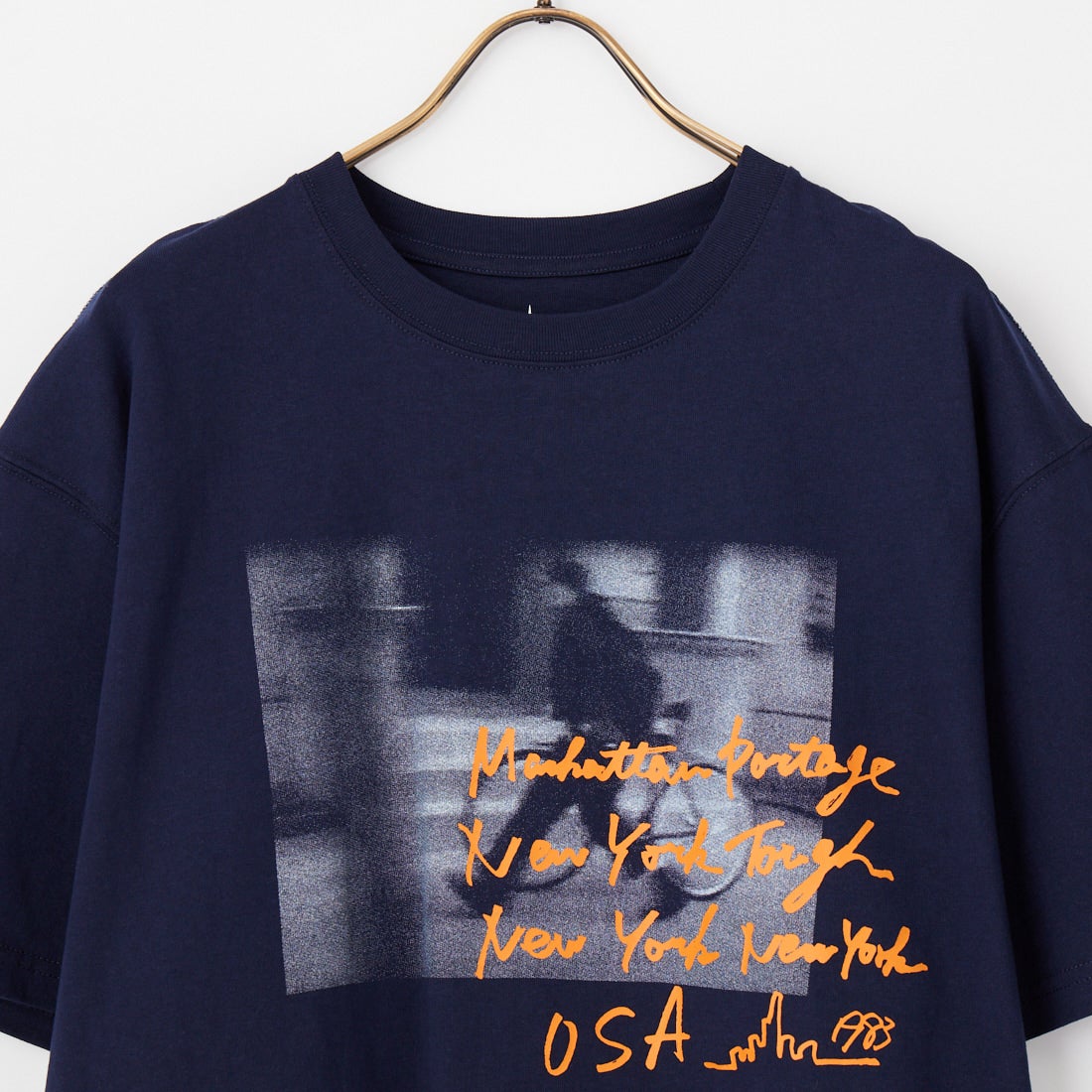 MANHATTAN PORTAGE [マンハッタンポーテージ] 別注 フォトプリントTシャツ [26SSMP-IN82-JF] NAVY