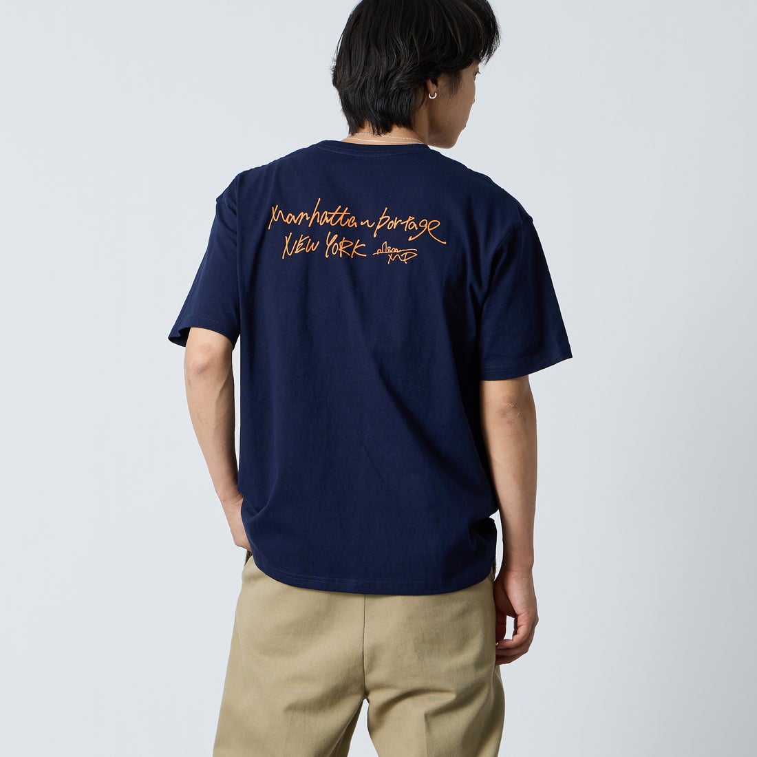 MANHATTAN PORTAGE [マンハッタンポーテージ] 別注 フォトプリントTシャツ [26SSMP-IN82-JF] NAVY &&モデル身長：179cm 着用サイズ：L&&