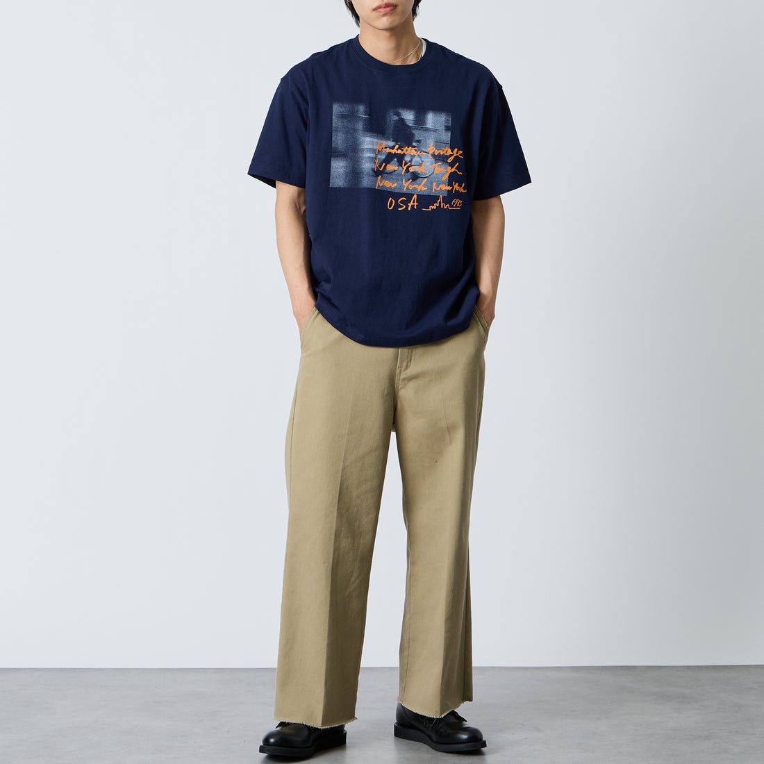 MANHATTAN PORTAGE [マンハッタンポーテージ] 別注 フォトプリントTシャツ [26SSMP-IN82-JF] NAVY &&モデル身長：179cm 着用サイズ：L&&