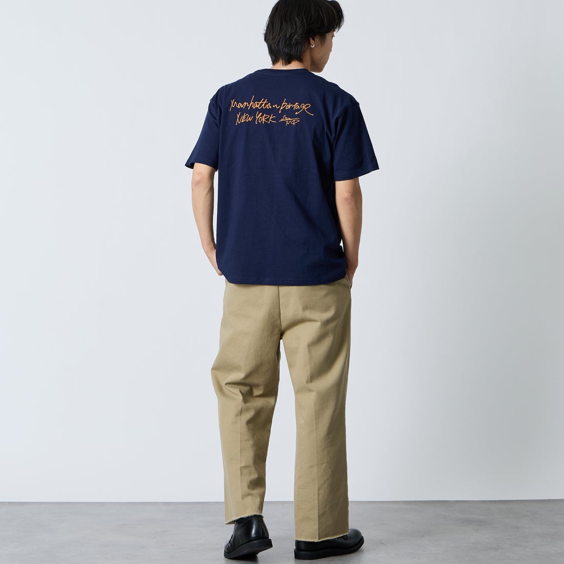 MANHATTAN PORTAGE [マンハッタンポーテージ] 別注 フォトプリントTシャツ [26SSMP-IN82-JF] NAVY &&モデル身長：179cm 着用サイズ：L&&