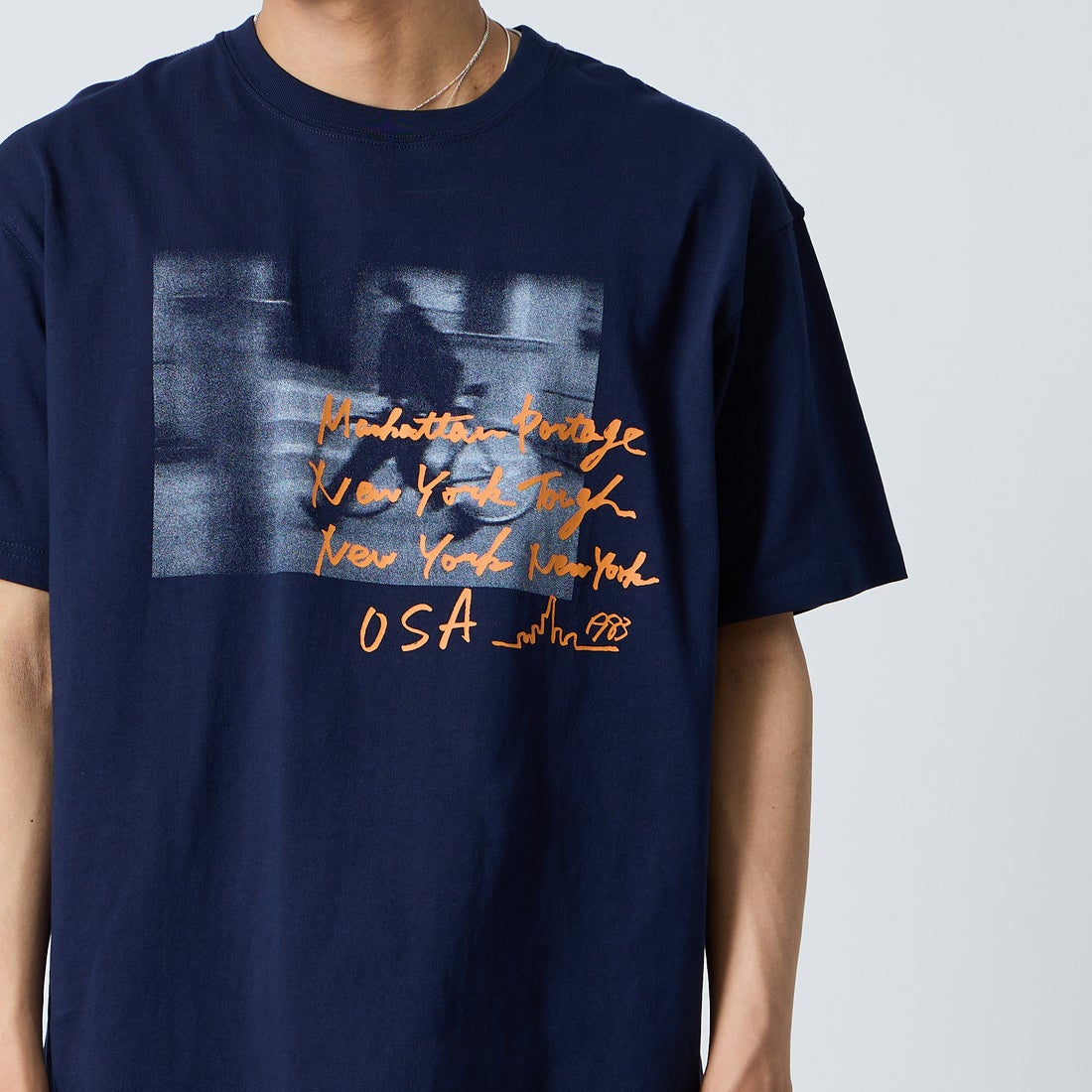MANHATTAN PORTAGE [マンハッタンポーテージ] 別注 フォトプリントTシャツ [26SSMP-IN82-JF] NAVY &&モデル身長：179cm 着用サイズ：L&&