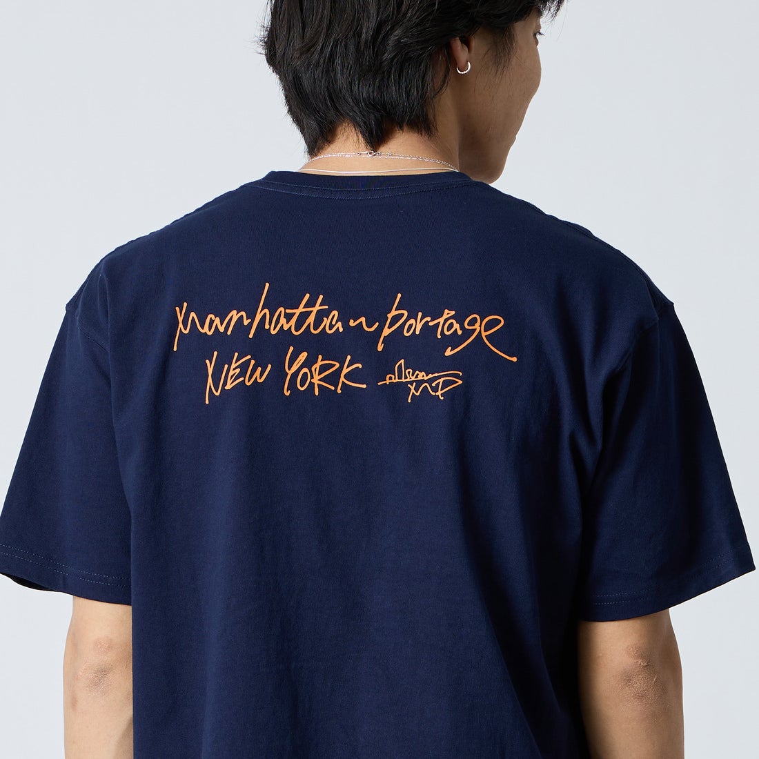 MANHATTAN PORTAGE [マンハッタンポーテージ] 別注 フォトプリントTシャツ [26SSMP-IN82-JF] NAVY &&モデル身長：179cm 着用サイズ：L&&