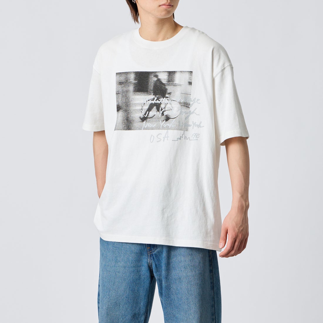 MANHATTAN PORTAGE [マンハッタンポーテージ] 別注 フォトプリントTシャツ [26SSMP-IN82-JF] WHITE &&モデル身長：177cm 着用サイズ：XL&&