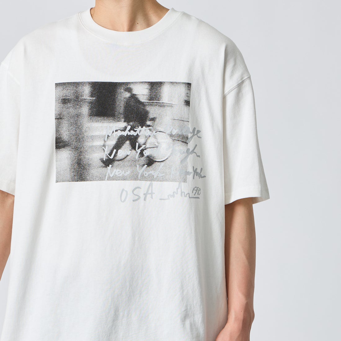 MANHATTAN PORTAGE [マンハッタンポーテージ] 別注 フォトプリントTシャツ [26SSMP-IN82-JF] WHITE &&モデル身長：177cm 着用サイズ：XL&&