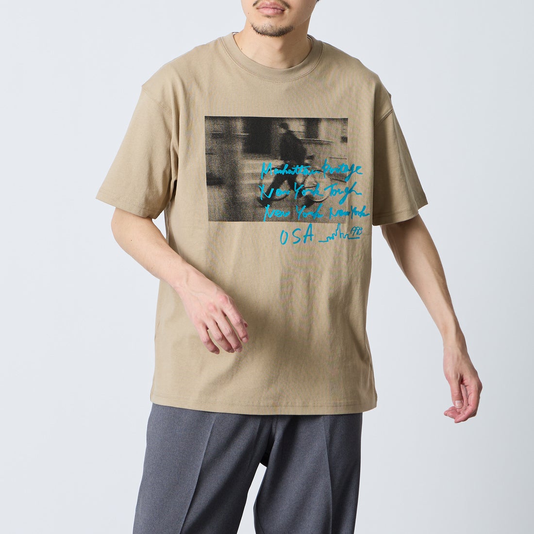 MANHATTAN PORTAGE [マンハッタンポーテージ] 別注 フォトプリントTシャツ [26SSMP-IN82-JF] BEIGE &&モデル身長：168cm 着用サイズ：M&&