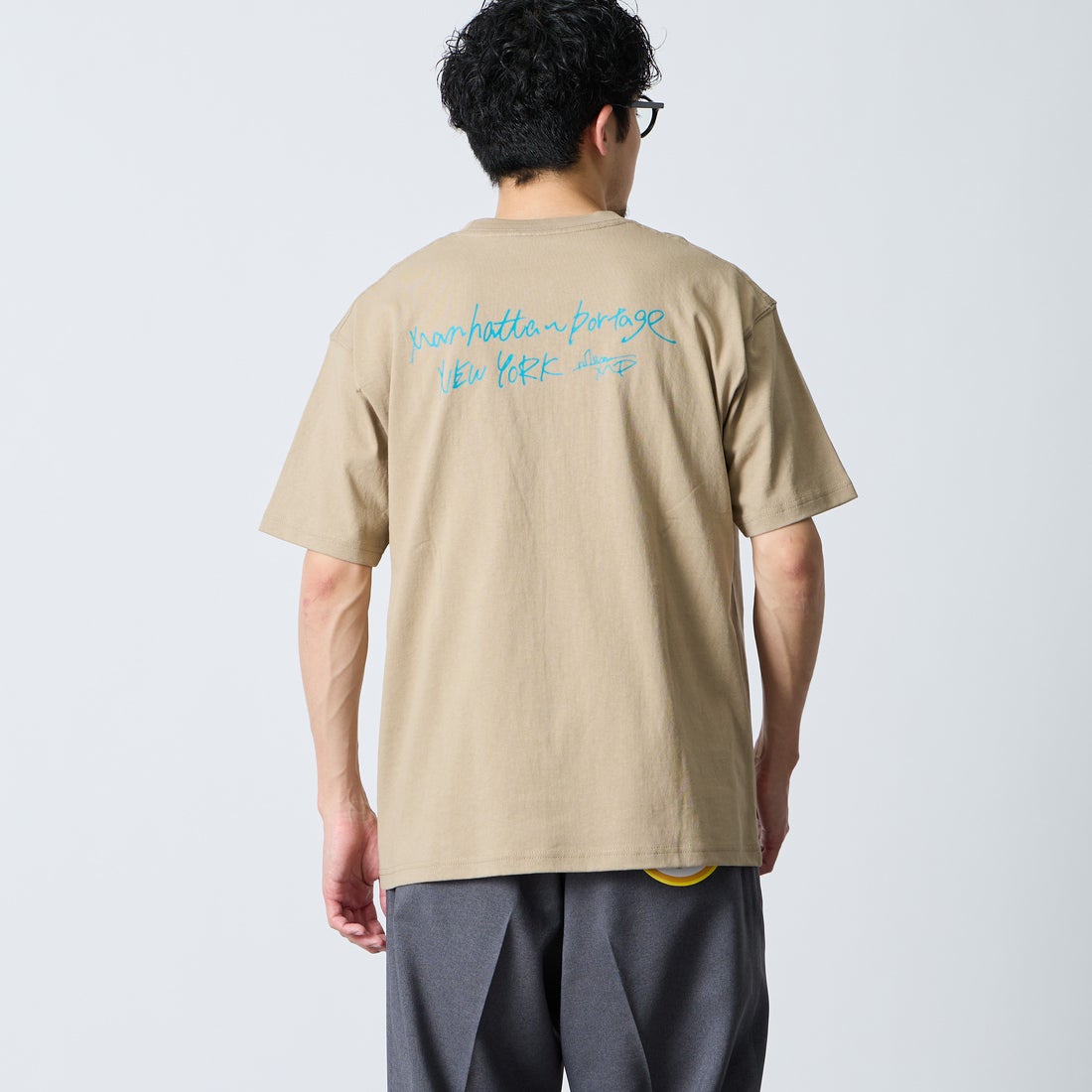 MANHATTAN PORTAGE [マンハッタンポーテージ] 別注 フォトプリントTシャツ [26SSMP-IN82-JF] BEIGE &&モデル身長：168cm 着用サイズ：M&&
