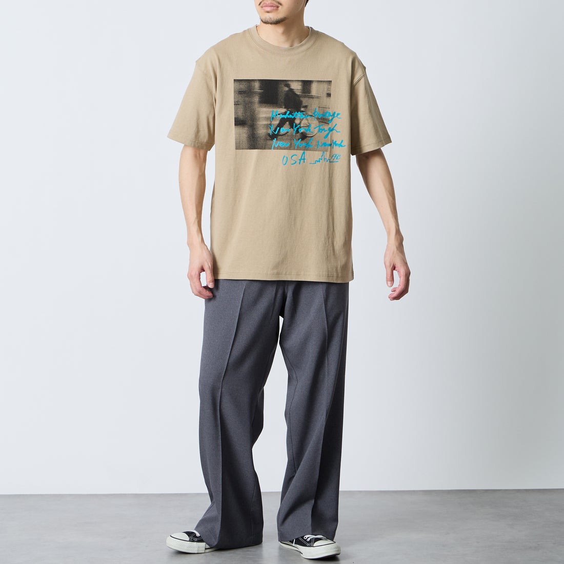 MANHATTAN PORTAGE [マンハッタンポーテージ] 別注 フォトプリントTシャツ [26SSMP-IN82-JF] BEIGE &&モデル身長：168cm 着用サイズ：M&&