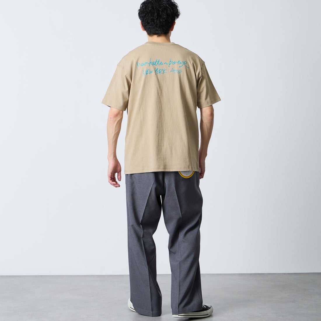 MANHATTAN PORTAGE [マンハッタンポーテージ] 別注 フォトプリントTシャツ [26SSMP-IN82-JF] BEIGE &&モデル身長：168cm 着用サイズ：M&&