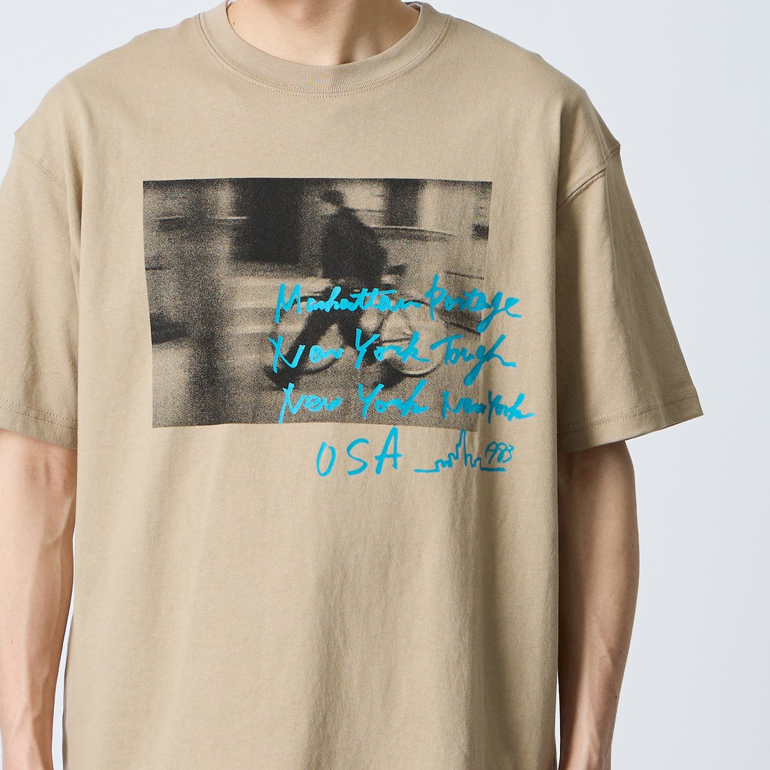 MANHATTAN PORTAGE [マンハッタンポーテージ] 別注 フォトプリントTシャツ [26SSMP-IN82-JF] BEIGE &&モデル身長：168cm 着用サイズ：M&&
