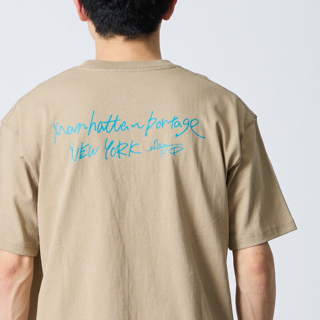 MANHATTAN PORTAGE [マンハッタンポーテージ] 別注 フォトプリントTシャツ [26SSMP-IN82-JF] BEIGE &&モデル身長：168cm 着用サイズ：M&&
