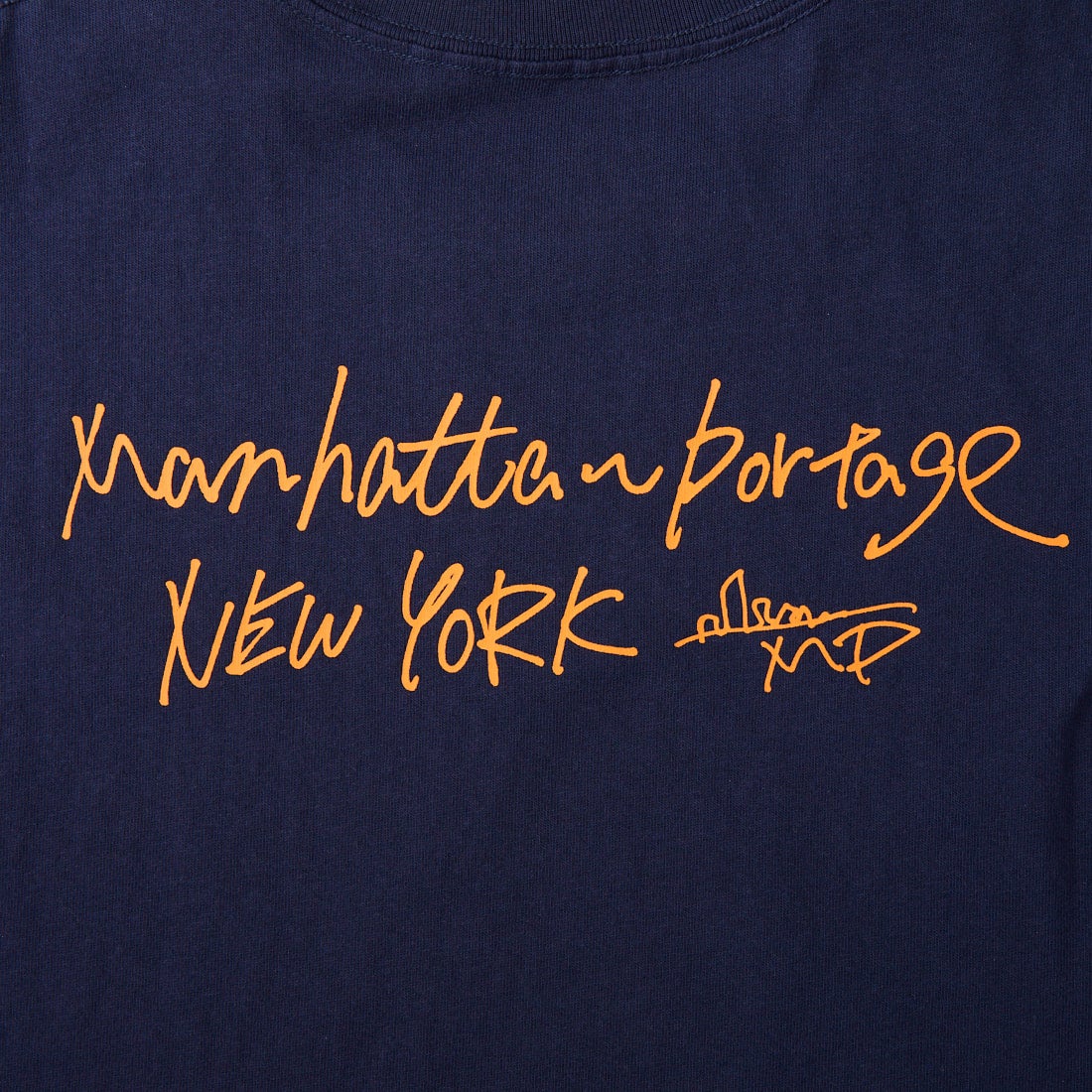 MANHATTAN PORTAGE [マンハッタンポーテージ] 別注 フォトプリントTシャツ [26SSMP-IN82-JF] NAVY