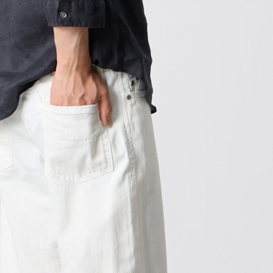 YANUK [ヤヌーク] クラシックストレート Resort BEN [57261231] WHT &&モデル身長：177cm 着用サイズ：M&&