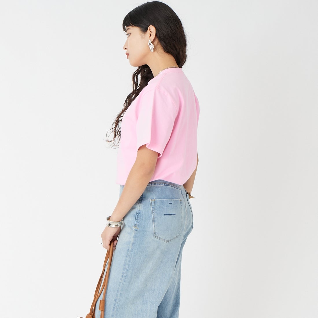 MAISON SPECIAL [メゾンスペシャル] NEBULAロゴTシャツ [21261415816] PNK &&モデル身長：162cm 着用サイズ：F&&