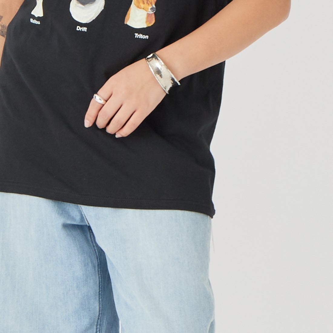 JERZEES [ジャージーズ] 9DOGS ショートスリーブTシャツ [JZ26S008] BLACK &&モデル身長：162cm 着用サイズ：M&&