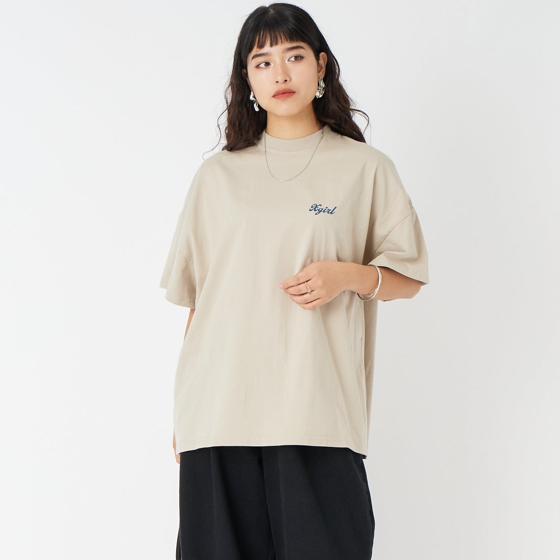 X-girl [エックスガール] スプレーフェイス 半袖Tシャツワンピース [105262041011] BEIGE &&モデル身長：162cm 着用サイズ：S&&