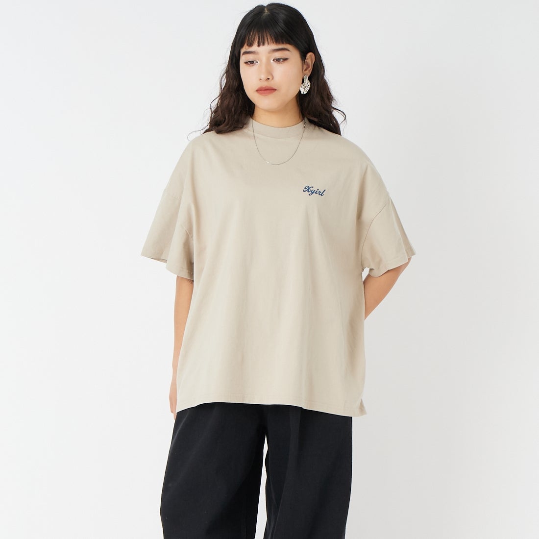 X-girl [エックスガール] スプレーフェイス 半袖Tシャツワンピース [105262041011] BEIGE &&モデル身長：162cm 着用サイズ：S&&