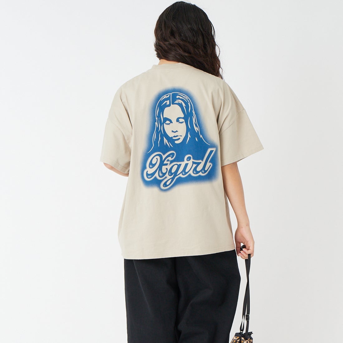 X-girl [エックスガール] スプレーフェイス 半袖Tシャツワンピース [105262041011] BEIGE &&モデル身長：162cm 着用サイズ：S&&