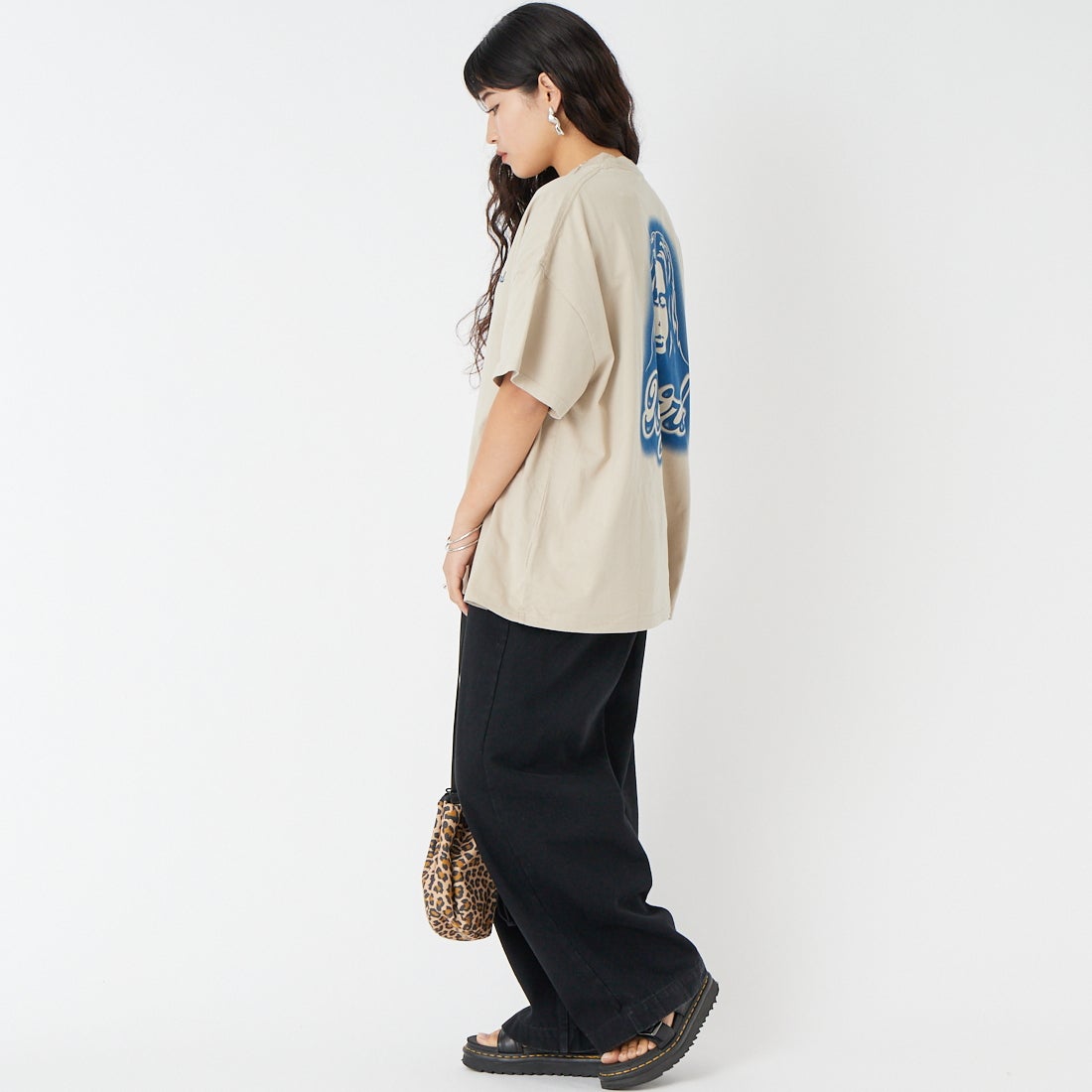 X-girl [エックスガール] スプレーフェイス 半袖Tシャツワンピース [105262041011] BEIGE &&モデル身長：162cm 着用サイズ：S&&