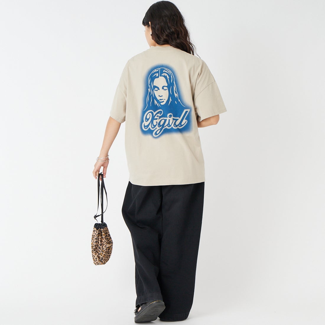 X-girl [エックスガール] スプレーフェイス 半袖Tシャツワンピース [105262041011] BEIGE &&モデル身長：162cm 着用サイズ：S&&