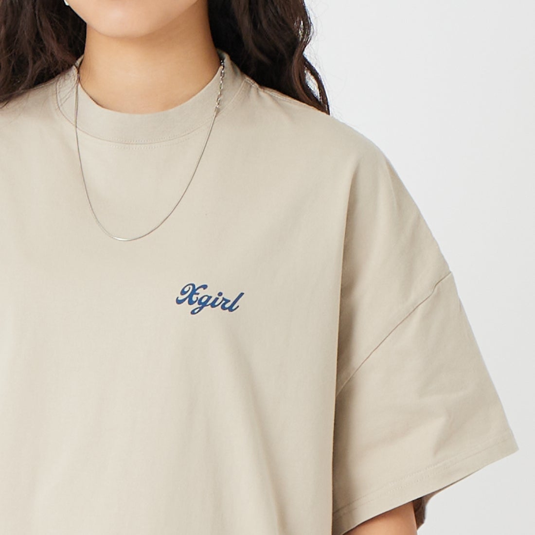 X-girl [エックスガール] スプレーフェイス 半袖Tシャツワンピース [105262041011] BEIGE &&モデル身長：162cm 着用サイズ：S&&