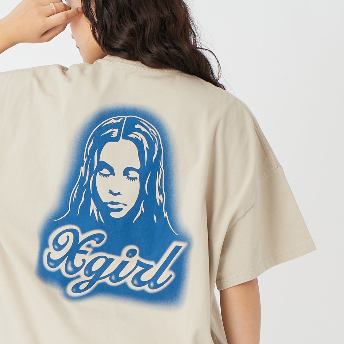 X-girl [エックスガール] スプレーフェイス 半袖Tシャツワンピース [105262041011] BEIGE &&モデル身長：162cm 着用サイズ：S&&