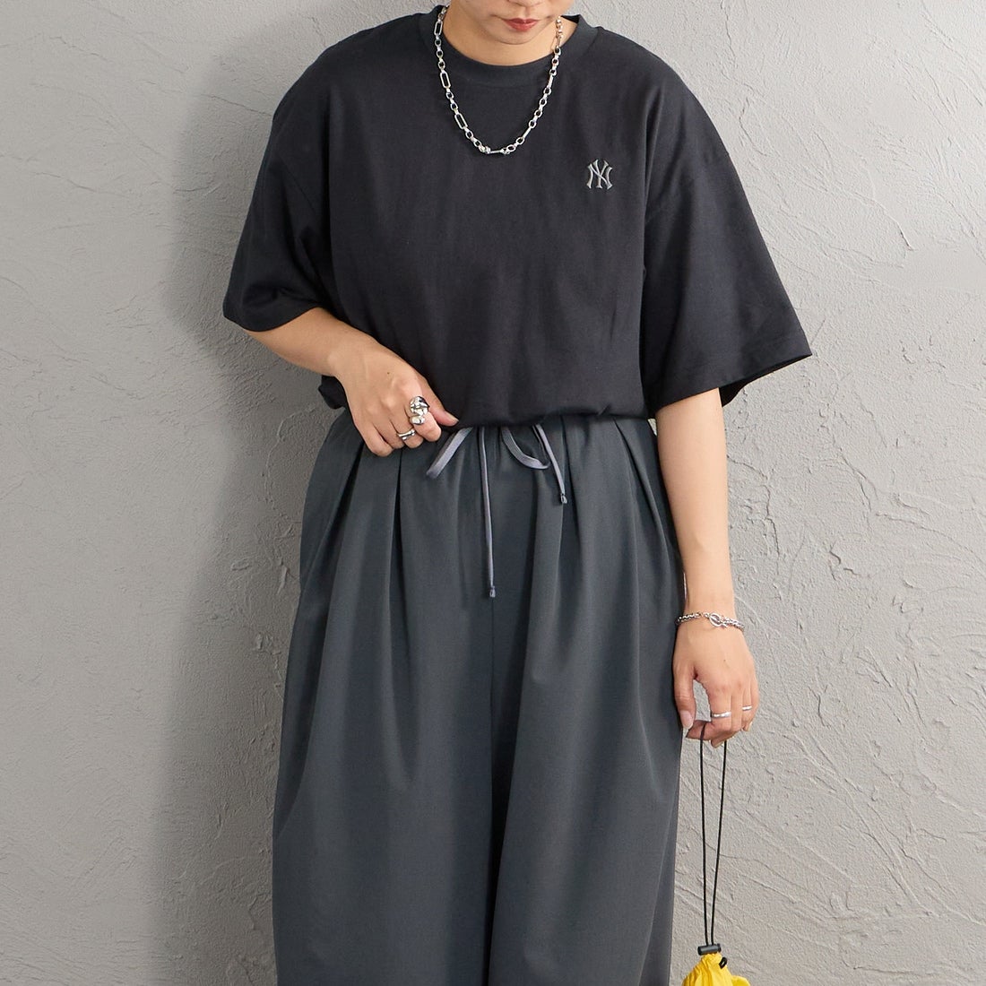 Fanatics [ファナティクス] 別注 MLBロゴ バックプリント ショートスリーブTシャツ [ML0126SS0012-JF] BLACK NY &&モデル身長：156cm 着用サイズ：S&&