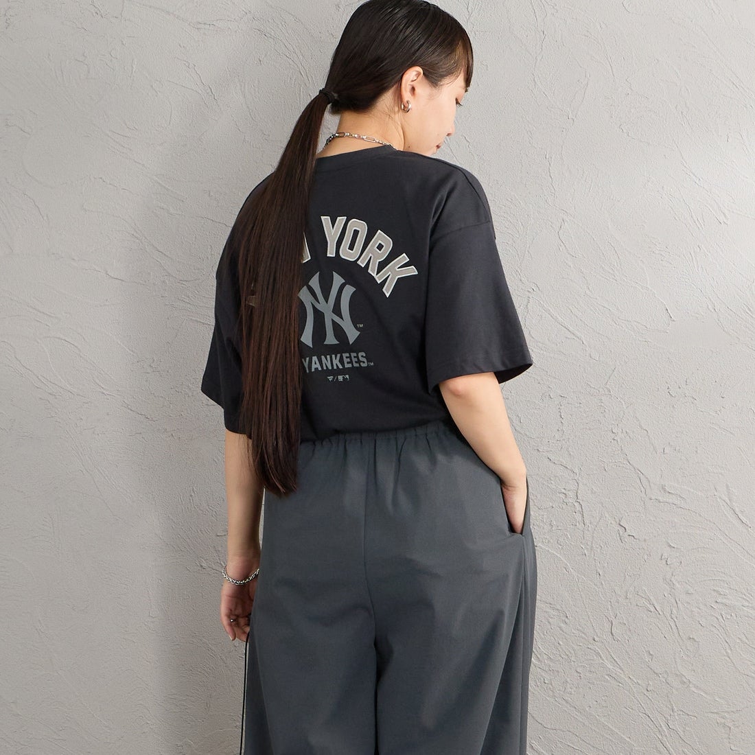 Fanatics [ファナティクス] 別注 MLBロゴ バックプリント ショートスリーブTシャツ [ML0126SS0012-JF] BLACK NY &&モデル身長：156cm 着用サイズ：S&&