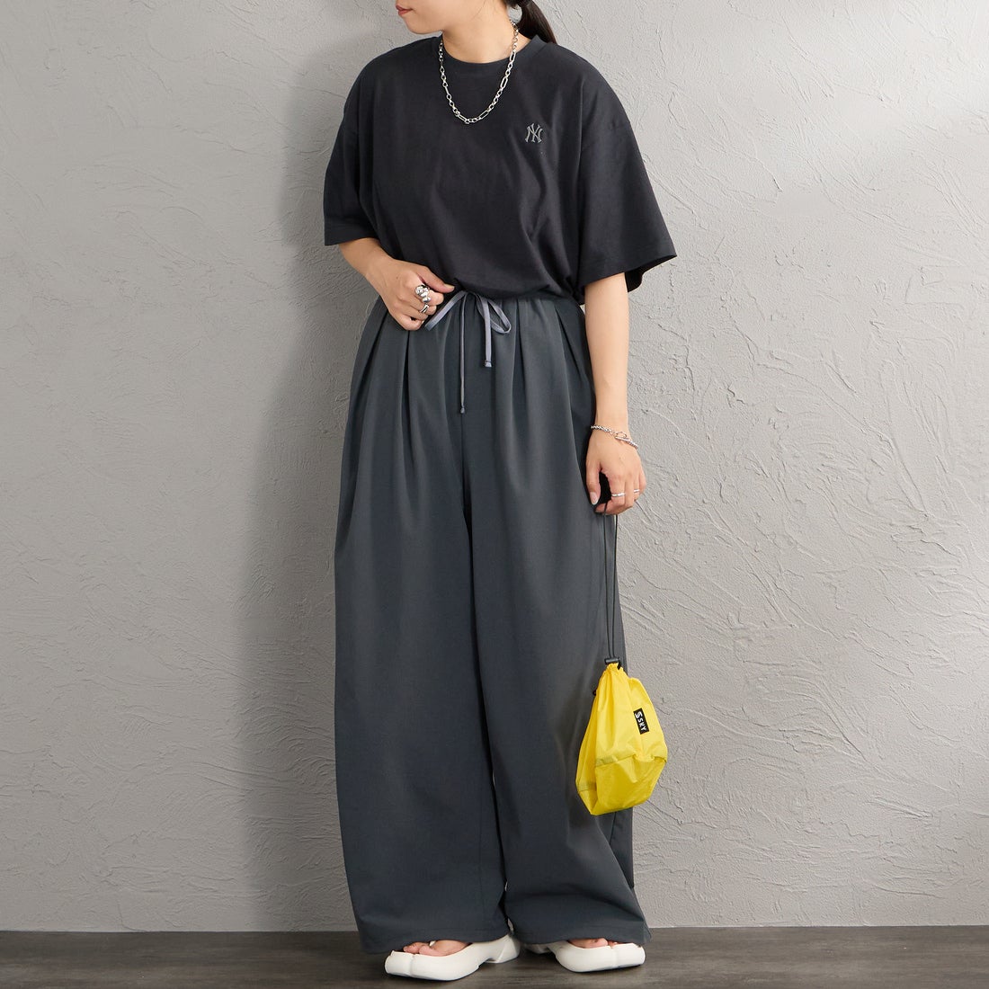 Fanatics [ファナティクス] 別注 MLBロゴ バックプリント ショートスリーブTシャツ [ML0126SS0012-JF] BLACK NY &&モデル身長：156cm 着用サイズ：S&&
