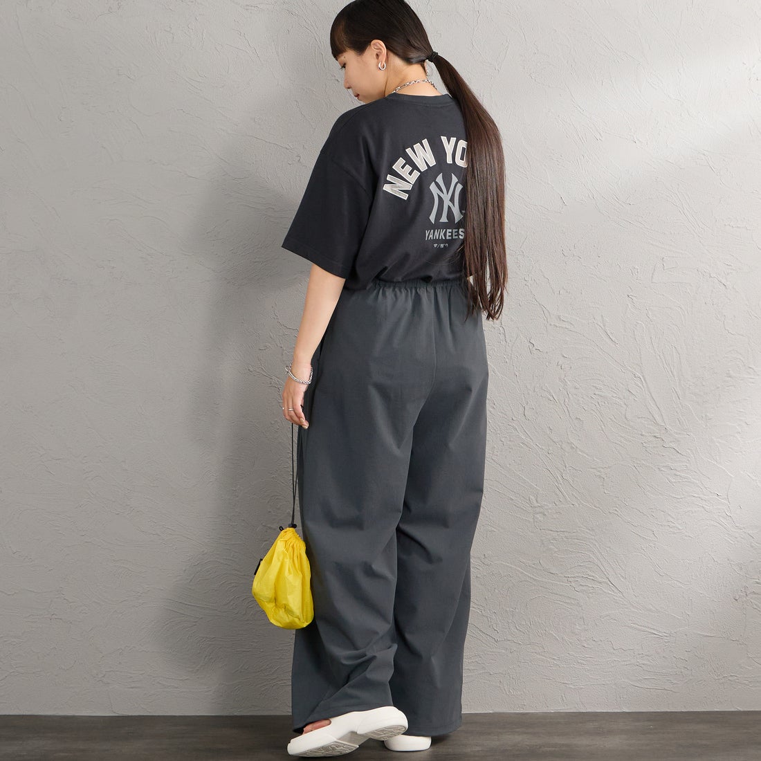 Fanatics [ファナティクス] 別注 MLBロゴ バックプリント ショートスリーブTシャツ [ML0126SS0012-JF] BLACK NY &&モデル身長：156cm 着用サイズ：S&&