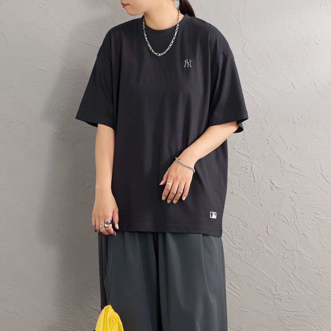 Fanatics [ファナティクス] 別注 MLBロゴ バックプリント ショートスリーブTシャツ [ML0126SS0012-JF] BLACK NY &&モデル身長：156cm 着用サイズ：S&&