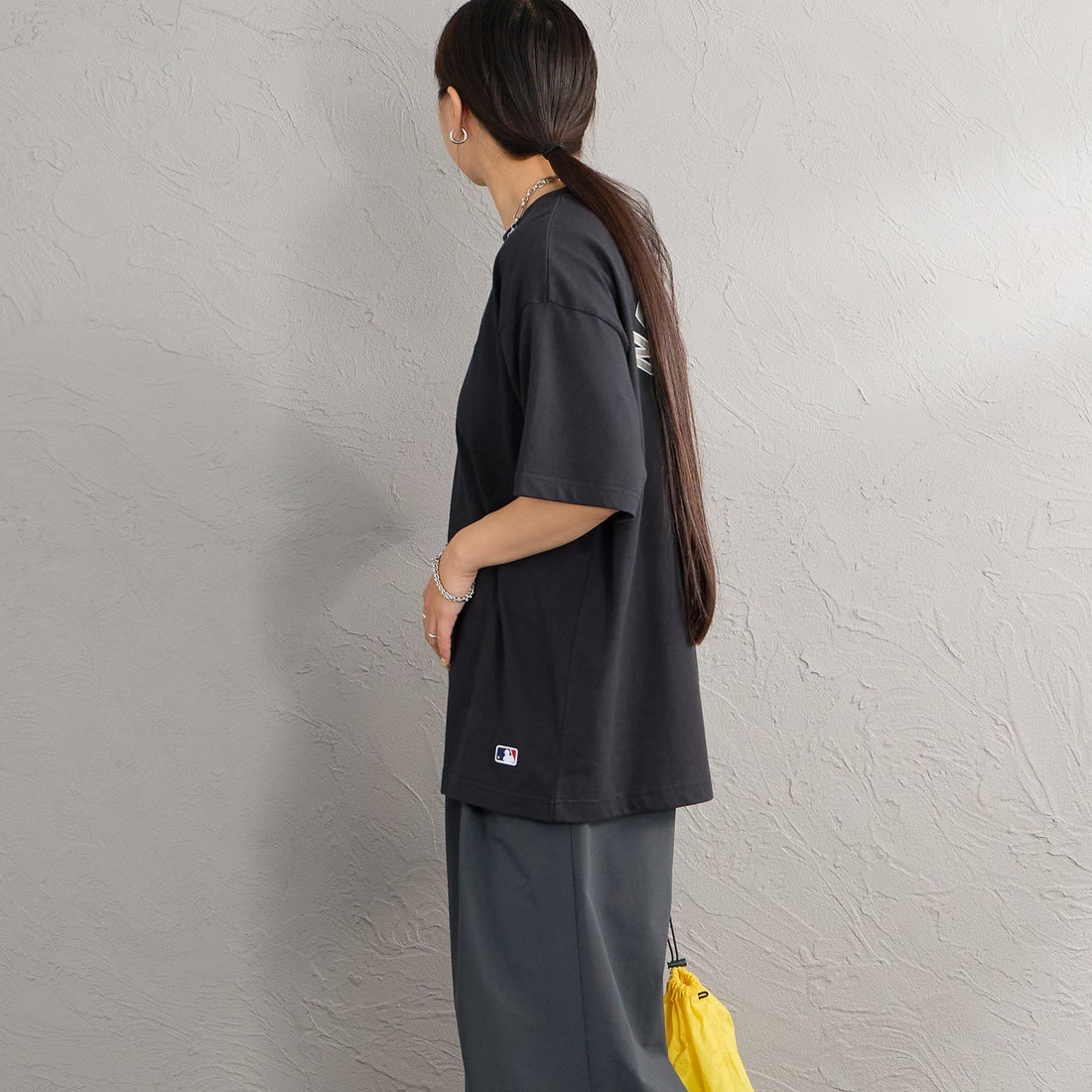 Fanatics [ファナティクス] 別注 MLBロゴ バックプリント ショートスリーブTシャツ [ML0126SS0012-JF] BLACK NY &&モデル身長：156cm 着用サイズ：S&&
