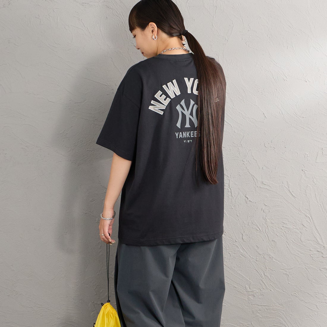Fanatics [ファナティクス] 別注 MLBロゴ バックプリント ショートスリーブTシャツ [ML0126SS0012-JF] BLACK NY &&モデル身長：156cm 着用サイズ：S&&