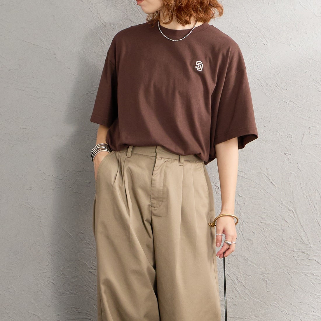 Fanatics [ファナティクス] 別注 MLBロゴ バックプリント ショートスリーブTシャツ [ML0126SS0012-JF] BROWN SD &&モデル身長：158cm 着用サイズ：S&&