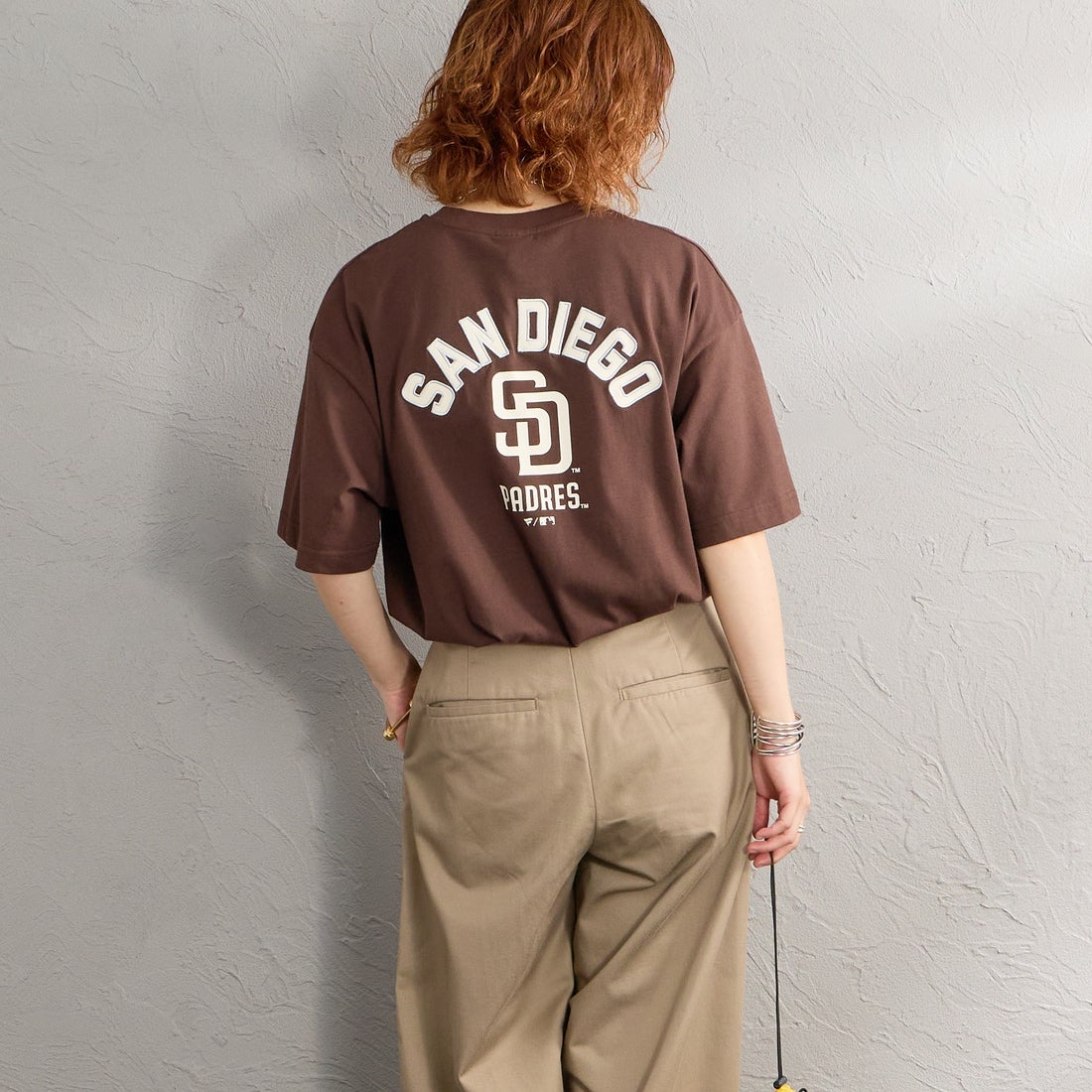 Fanatics [ファナティクス] 別注 MLBロゴ バックプリント ショートスリーブTシャツ [ML0126SS0012-JF] BROWN SD &&モデル身長：158cm 着用サイズ：S&&