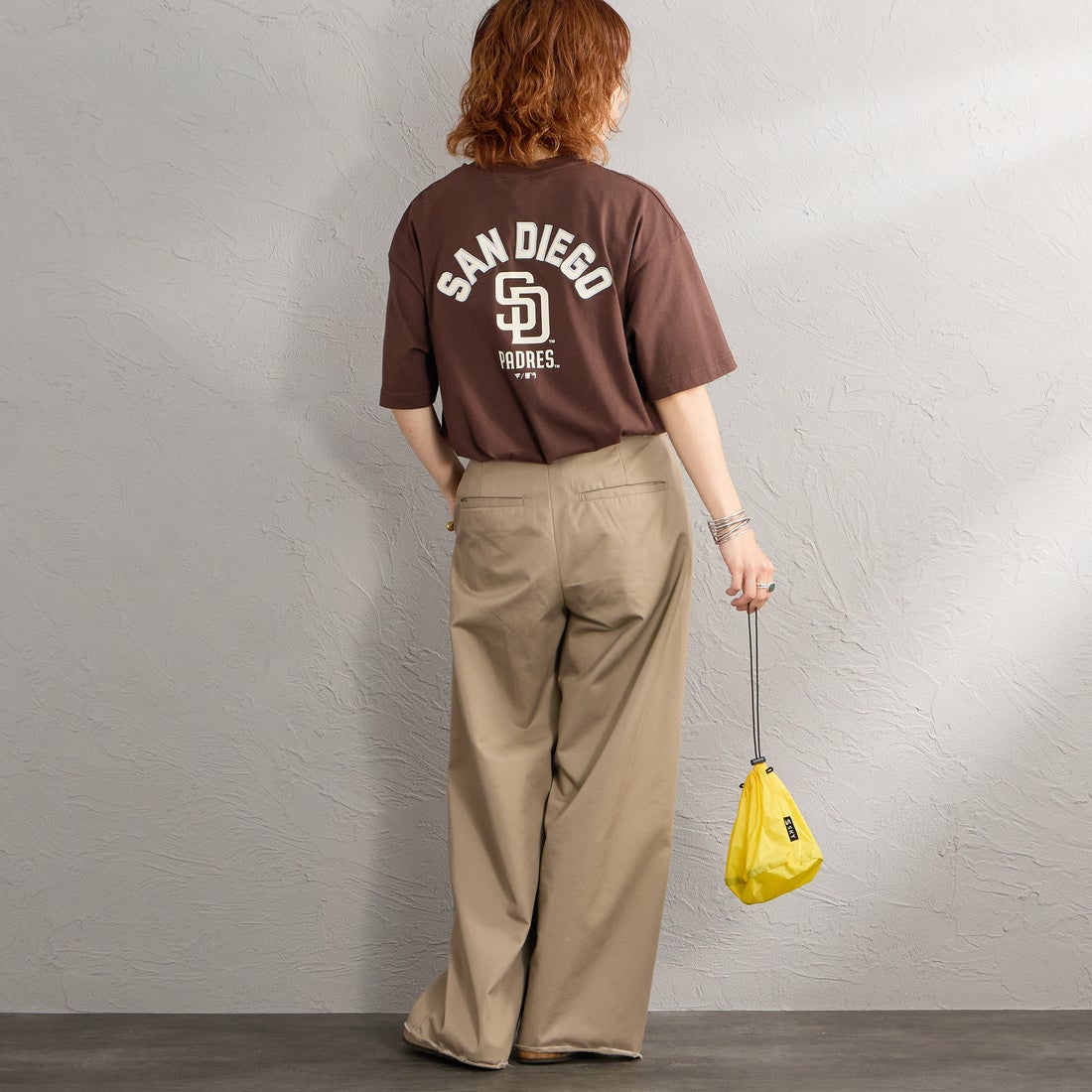Fanatics [ファナティクス] 別注 MLBロゴ バックプリント ショートスリーブTシャツ [ML0126SS0012-JF] BROWN SD &&モデル身長：158cm 着用サイズ：S&&