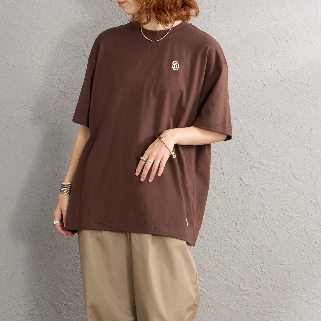 Fanatics [ファナティクス] 別注 MLBロゴ バックプリント ショートスリーブTシャツ [ML0126SS0012-JF] BROWN SD &&モデル身長：158cm 着用サイズ：S&&