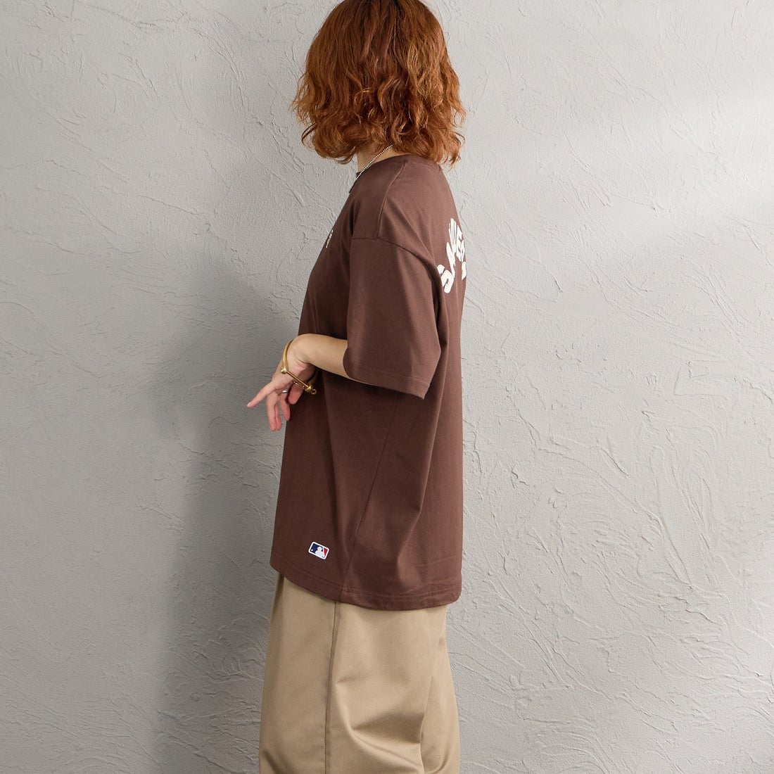 Fanatics [ファナティクス] 別注 MLBロゴ バックプリント ショートスリーブTシャツ [ML0126SS0012-JF] BROWN SD &&モデル身長：158cm 着用サイズ：S&&ァナティクス] 別注 MLBロゴ バックプリント ショートスリーブTシャツ [ML0126SS0012-JF]