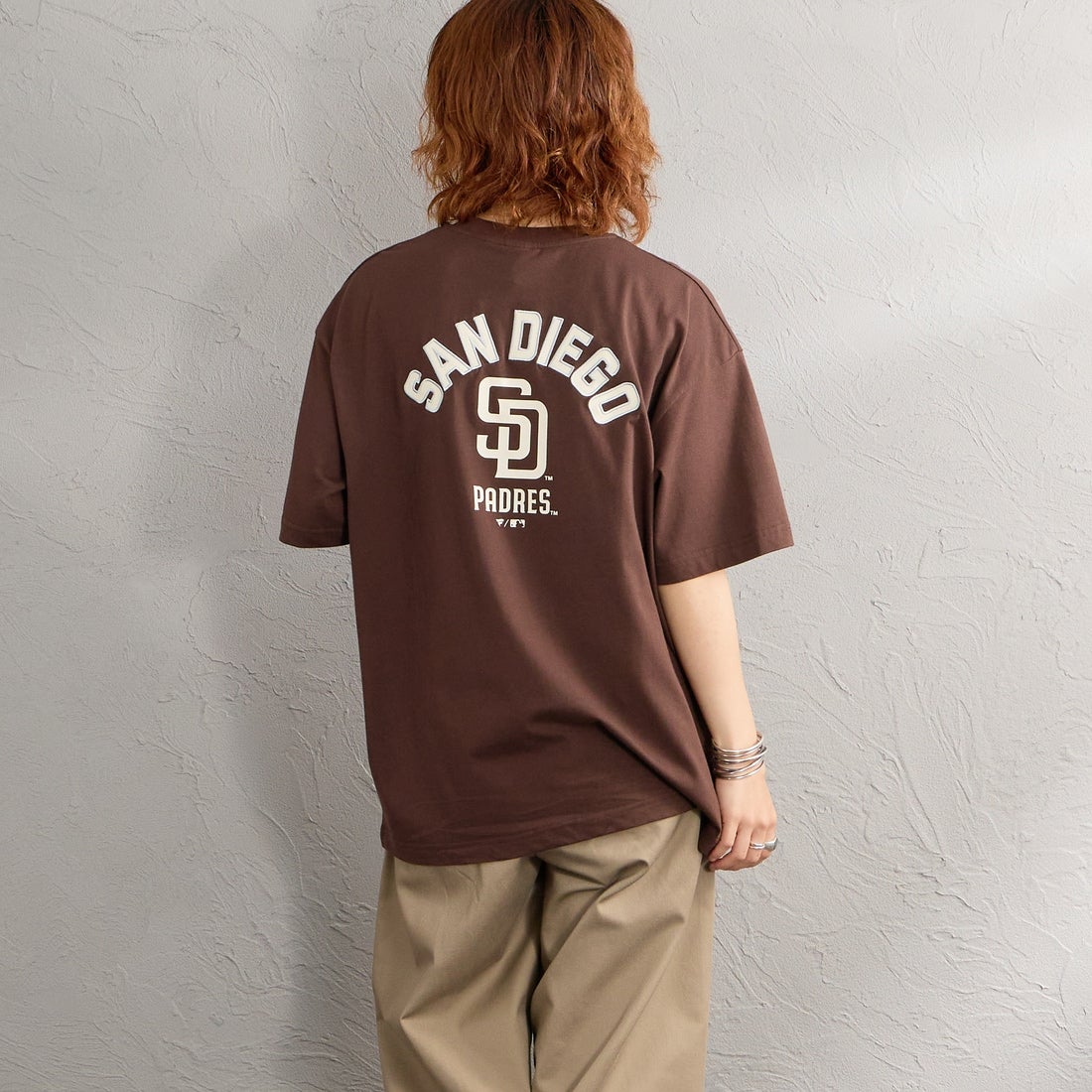 Fanatics [ファナティクス] 別注 MLBロゴ バックプリント ショートスリーブTシャツ [ML0126SS0012-JF] BROWN SD &&モデル身長：158cm 着用サイズ：S&&