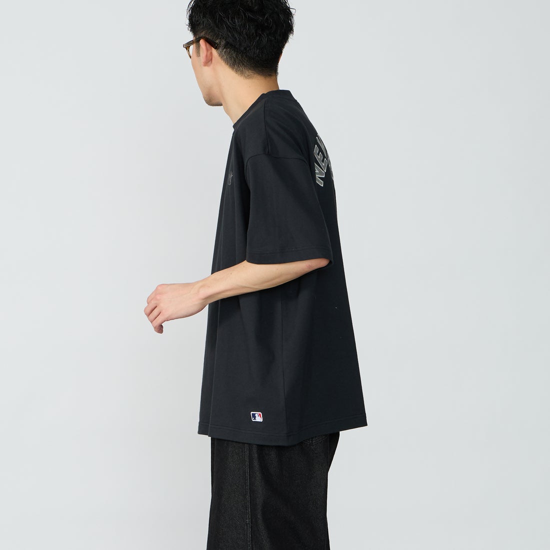 Fanatics [ファナティクス] 別注 MLBロゴ バックプリント ショートスリーブTシャツ [ML0126SS0012-JF] BLACK NY &&モデル身長：167cm 着用サイズ：L&&